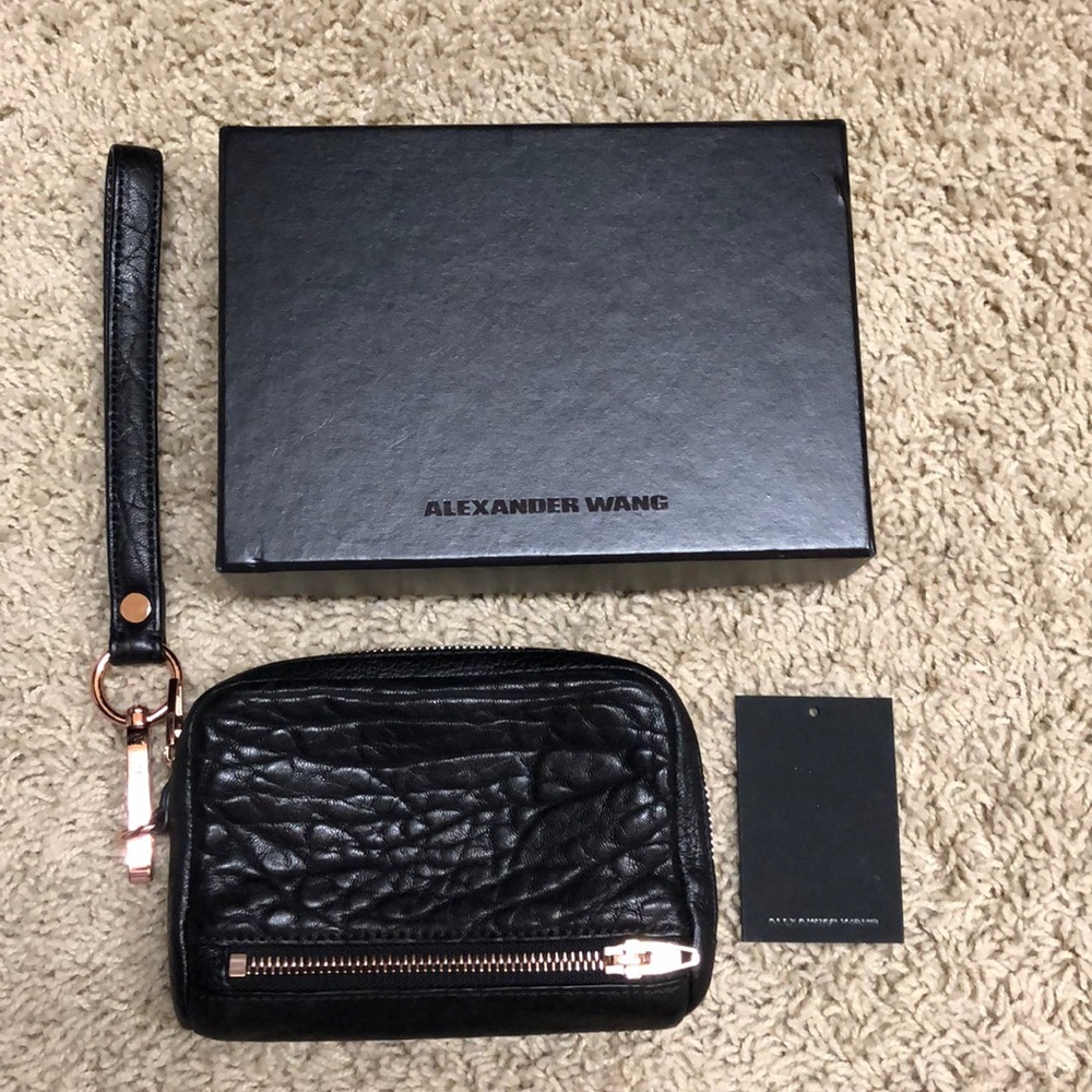 💄Alexander Wang Fumo wristlet in black/rosegold💄